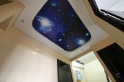 многоуровневый потолок в коридоре с фотопечатью